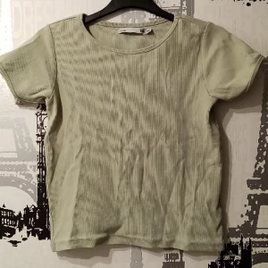 Tajt t-shirt  - Hyfsat skick Ljus grön, ljusare än bilden