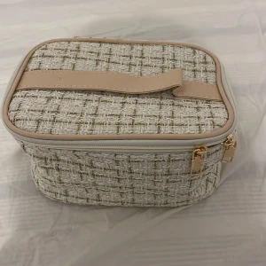 Necessär - En mycket rymlig och fin necessär som inte kommer till användning 🤍