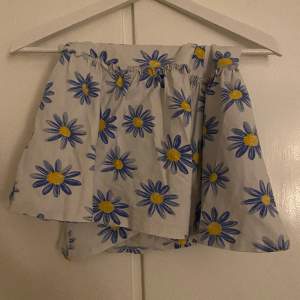 Superfin kjol, blommar i Sveriges färger och helt underbar!🥰🥰🙌