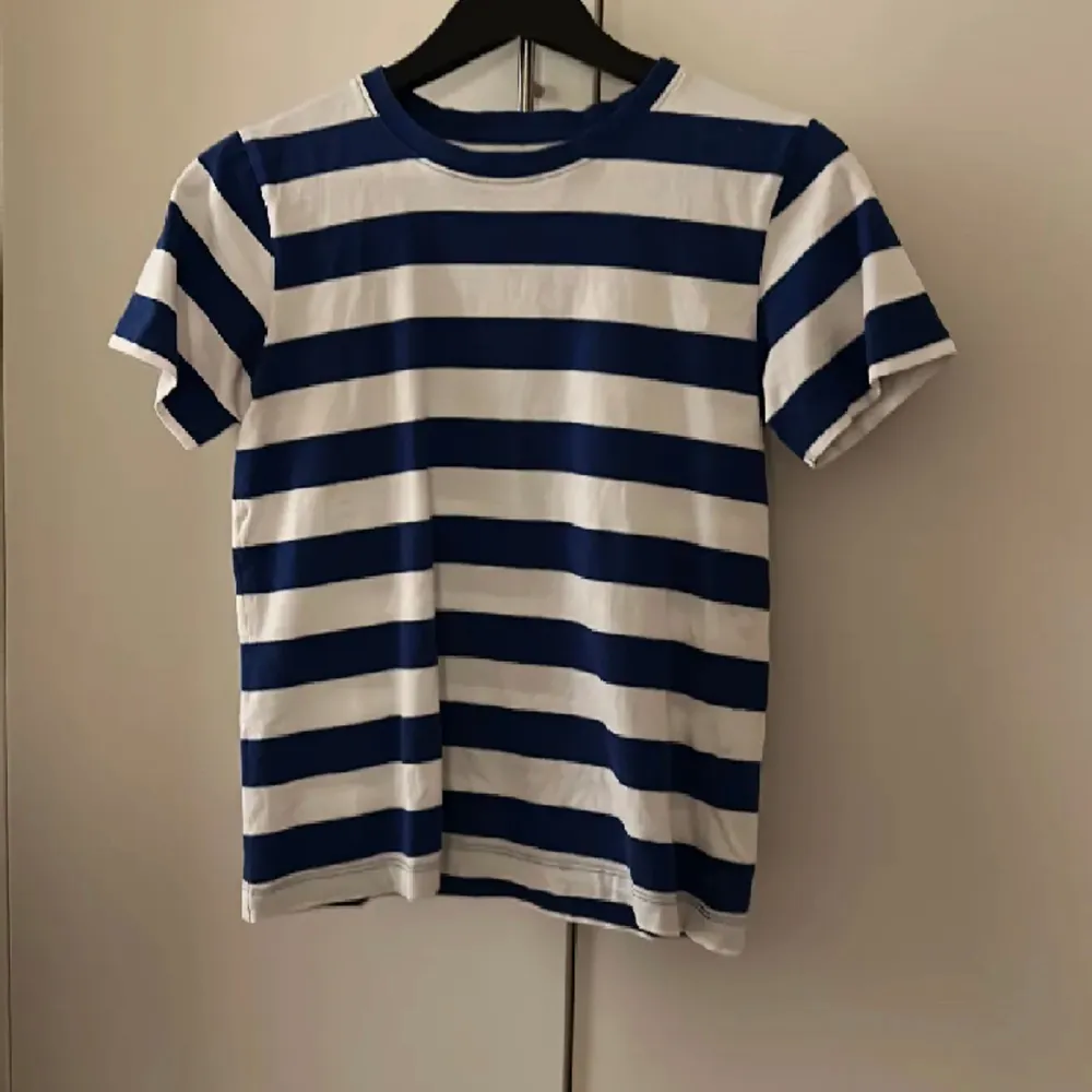 Randig tröja från Cubus i storlek XS  säljer pga att jag inte använder den längre. Använd några gånger men det syns knappt den har inga fläckar eller sånt. T-shirts.