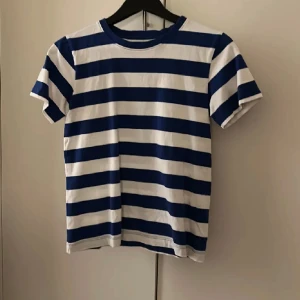 Randig tröja - Randig tröja från Cubus i storlek XS  säljer pga att jag inte använder den längre. Använd några gånger men det syns knappt den har inga fläckar eller sånt