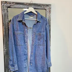 Riktigt snygg jeans skjorta med skärp från GinaTricot, köpt för något år sedan men endast andvänts 1 gång.