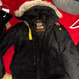 Parajumpers  - Säljer min parajumpers vinter jacka då den har blivit för liten för mig den är storlek XS men passar även storlek S. Den är som ny använda en vinter vid snabb affär kan vi diskutera priset.