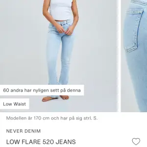 Säljer min låg midjas ljusblåa jeans från Bikbok kommer inte till användning använd några gånger så dom är lite slitna längst ner man kan se på bilden annars är dom som nya💕 skriv för bättre bilder. Passar mig som har xs men dom är strechiga.