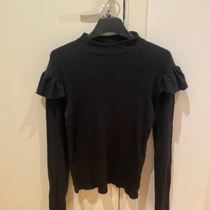 Volangärmad tröja - Säljer denna långärmade tajta svarta volangtröjan. Den e supefin och skön. Den är i storlek M men passar Xs-S💕