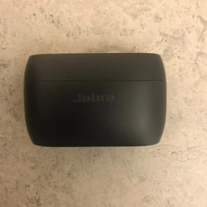 Jabra 4 active  - Jabra 4 active med brusredusering, perfekta för både vardag och träning. Kvitto och original box finns Nypris 1300 kr 