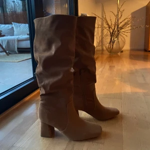 Boots  - Säljer dessa snygga stövlar från bullboxer! Helt oanvända i storlek 38, säljer då dem var lite små för mig. ❤️