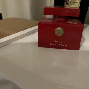 Dolca Gabbana parfym  - Hälften kvar i den o original pris är 1200kr 