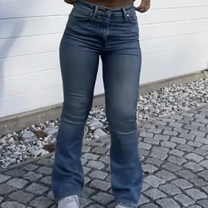jeans  - bootcut supersnygga och formar kroppen perfekt