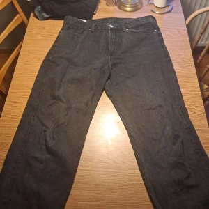 HM loose fit jeans - Snygga hm jeans i medium eller typ 33/32. 