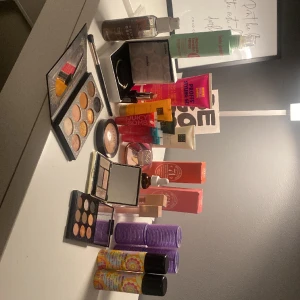 Allt möjligt  - Försöker rensa mitt bord med för de mesta nya och oanvända grejer som tar mycket plats💗 pris går och diskuteras vid snabb affär och flera grejer i en och samma köp💗 skriv privat för mer info🥰