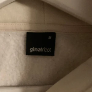 Hoodie - Ifrån Gina Tricot. En längre modell och typ av oversized💓💕❣️
