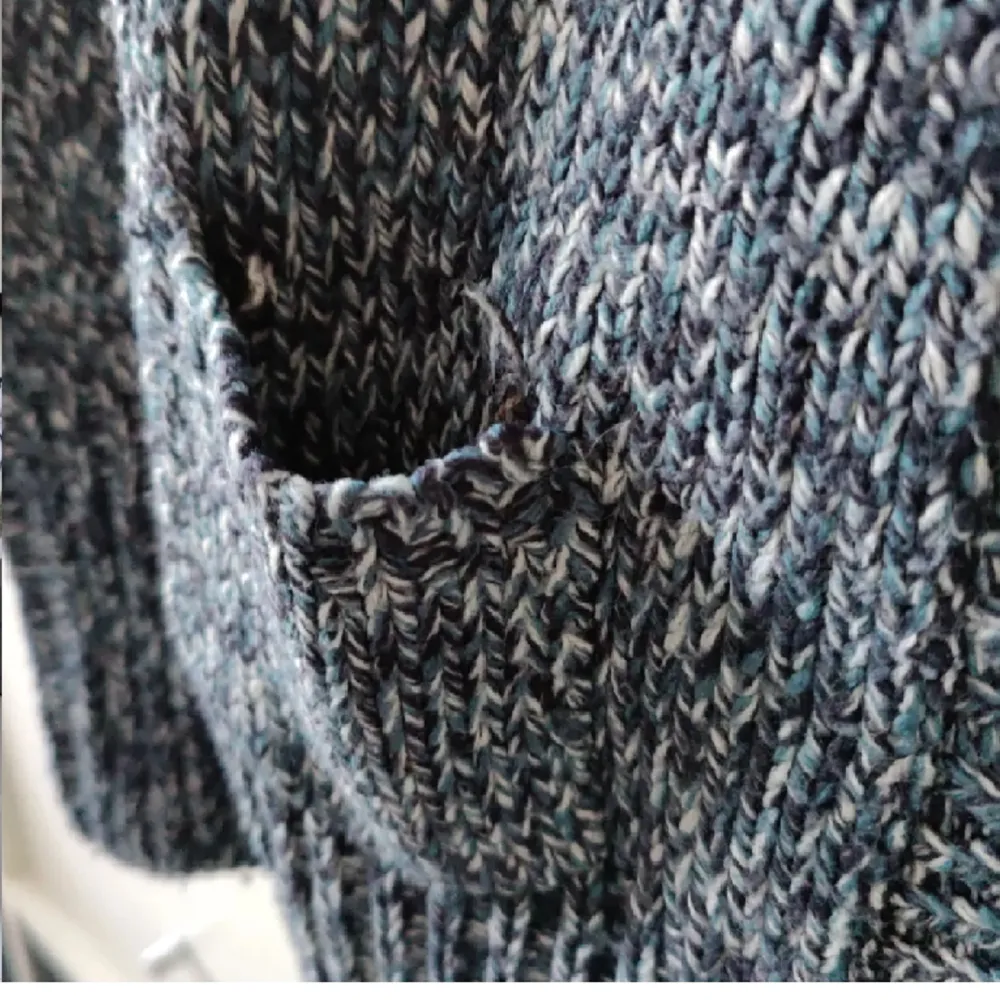 Superskön stickad kofta med fickor och knappar. Perfekt nu i vinter . Tröjor & Koftor.