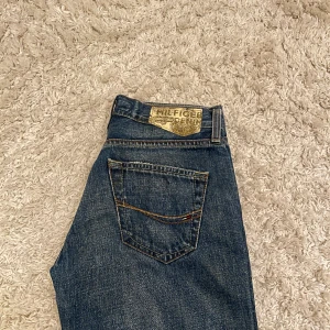 vintage tommy hilfiger jeans  - säljer denna superfin jeans då de inte passar mig längre..  lågmidja och bootcut!  endast använd ett fåtal gånger och bra skick! skriv privat vid intresse⭐️
