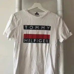 Säljer min Tommy Hilfiger t-shirt som bara använts ett fåtal gånger. T-shirten är i nyskick och är i storlek S.❣️Priset kan diskuteras.