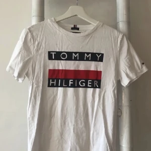 T-shirt - Säljer min Tommy Hilfiger t-shirt som bara använts ett fåtal gånger. T-shirten är i nyskick och är i storlek S.❣️Priset kan diskuteras.