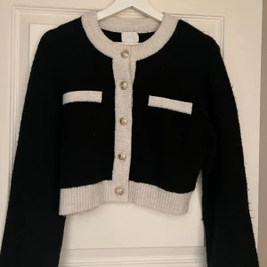 Stickad tröja från HM - Säljer nu min stickade tröja från hm, den är så fin på och knappt använd då jag köpte två olika storlekar. 