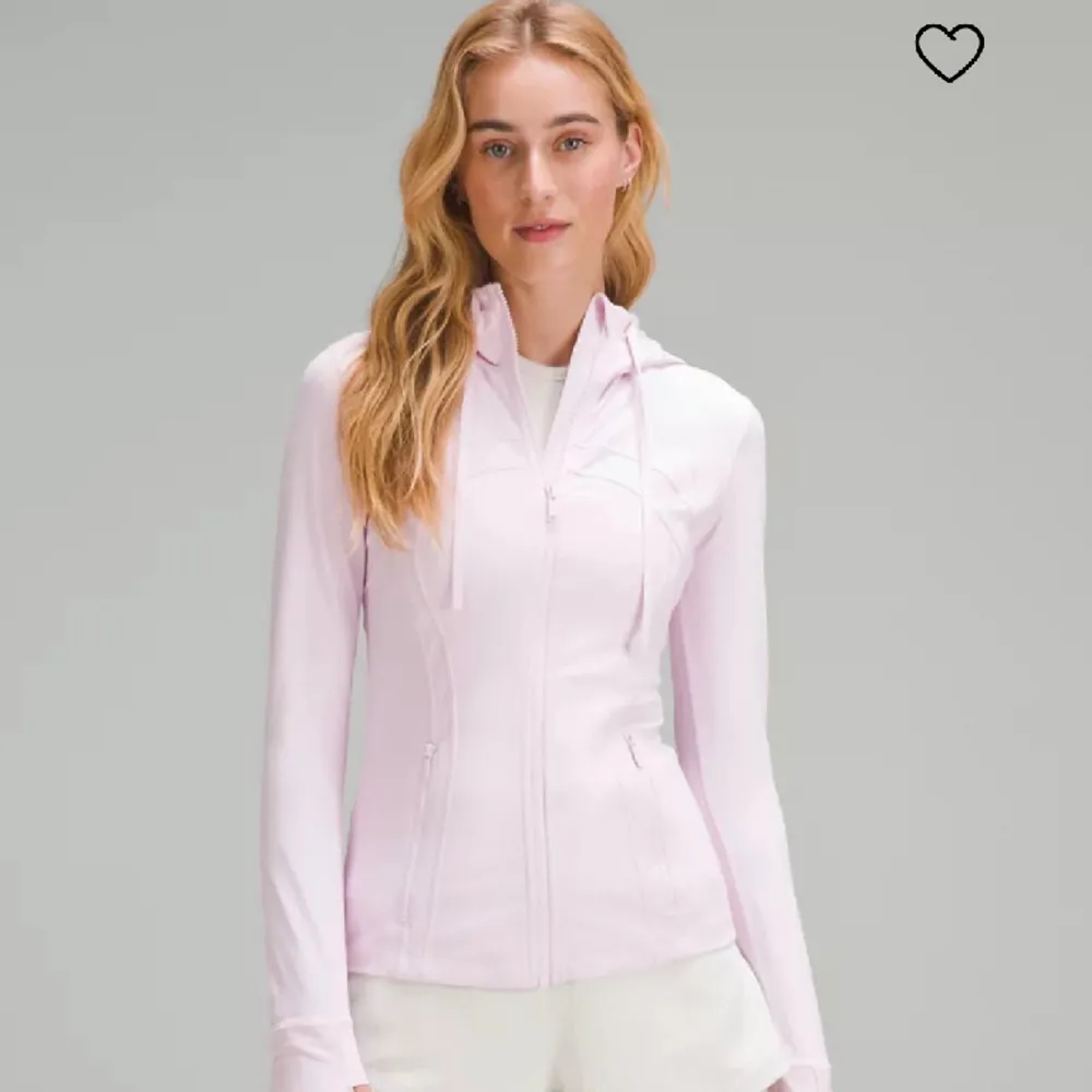 Säljer denna Define jacket från lululemon i färgen Meadowsweet Pink, den är helt oanvänd, lapp kvar💕Slutsåld på hemsidan, nypris 1480kr Det går jättebra att trycka på köp nu!. Hoodies.