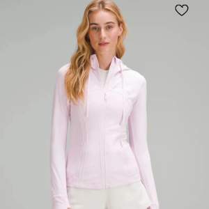 Säljer denna Define jacket från lululemon i färgen Meadowsweet Pink, den är helt oanvänd, lapp kvar💕Slutsåld på hemsidan, nypris 1480kr Det går jättebra att trycka på köp nu!