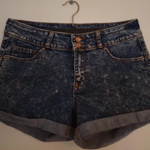 Jeansshorts  - Shorts i fint skick från FB sister 