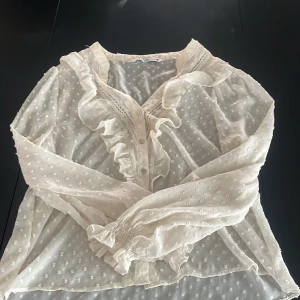 Zara bluse. - Creme vit Zara bluse. Stolek S. Använd fåtal gånger. Köparen står för frakten.