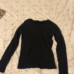 Säljer denna svarta tröjan 