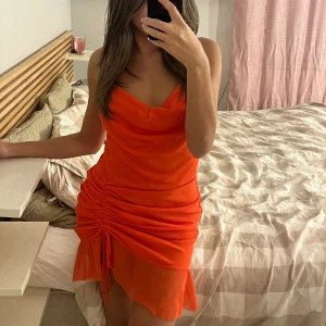 Somrig klänning  - Somrig, festlig klänning i en väldigt fin färg till en fin bränna🤩