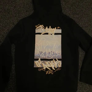Hoodie med tryck - Hoodie med tryck både fram å bak.