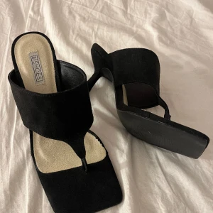 Svarta klackar  - Säljer ett par svarta klackar från Nelly Aldrig använda!
