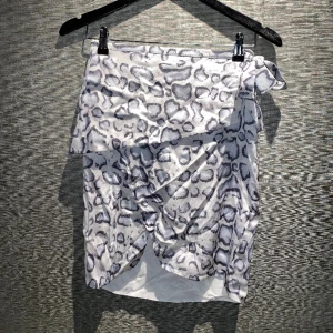 Kjol | Ahlvar Gallery - En jättefin vit leopard Omlottkjol som man kan knyta där framme från märket Ahlvar Gallery i storlek XS. Skriv privat för mer info och bilder.