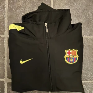 Nike/Barcelona träningsjacka  - Storlek 176