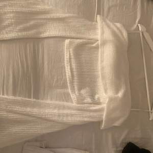 En vit pdf shoulder tröja med fluff