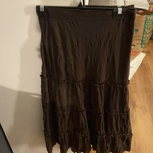 lång kjol - en lång mörk brun kjol köpt second hand, aldrig använd av mig dock då den är för stor. Lätt att sy in om den inte passar💞