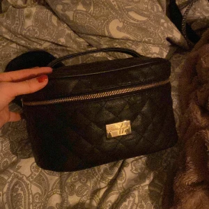 Nessesär  - Väldigt fin nessesär som inte kommer till användning men sååå rymlig ❤️