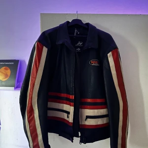 läderjacka - köpt vintage men endast använd 1 gång sen dess. lite oversize. bra skick. pris kan diskuteras 🩷