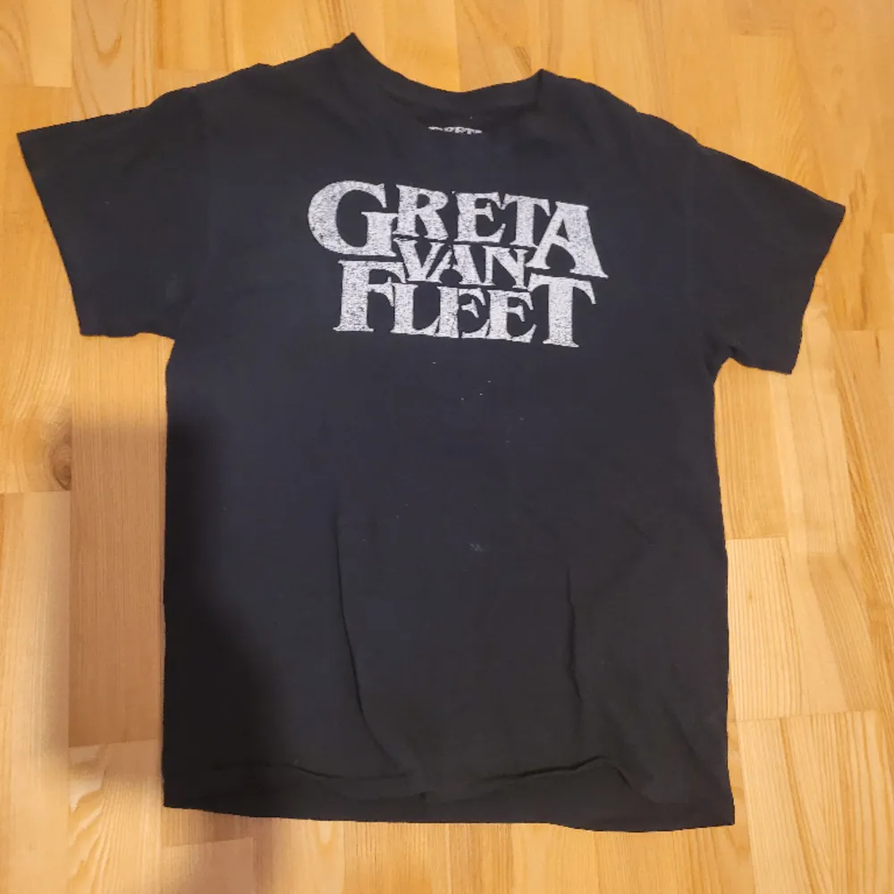 Greta van fleet tröja, riktigt merch köpt 2022 från konserten på gröna lund! Bra skick :) Ordinarie pris 350kr . T-shirts.
