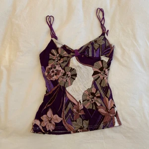 Blommigt linne - Ett jättegulligt linne med lila blommönster på. Det är i ett väldigt tunnt och skönt material och är perfekt för sommaren att styla med en mysig kofta över. Det står ingen storlek men den är lite för stor för mig som är S så skulle säga att den är S/M