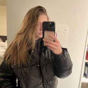 Vinter jacka  - Säljer en jättefin svart puffig vinterjacka från zara då den inte kommer till användning,hör av er vid frågor