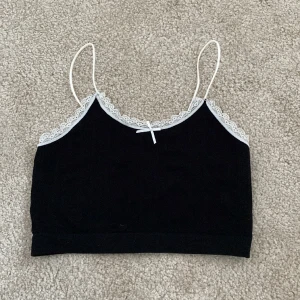 Linne - Säljer detta jättesöta linnet i storlek S 🤍 aldrig använt, endast testad! Passar också XS 🤍🤍