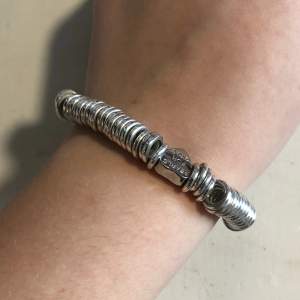Silver armband, pearls for girls.  Stretchy band runt handleden