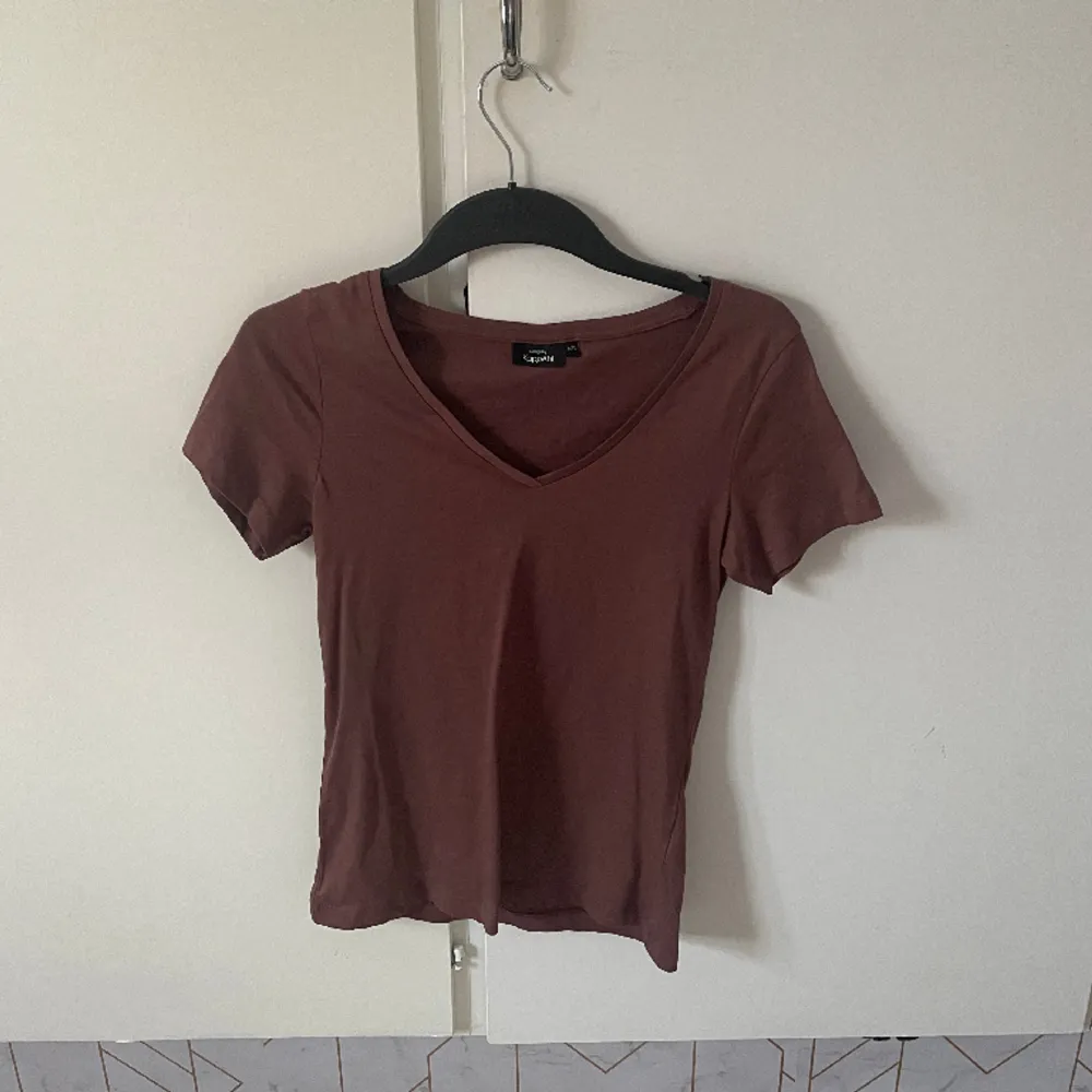 V ringad t-shirt som är från Lindex i färgen brun och är i nyskick. T-shirts.