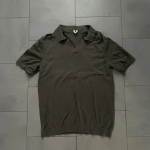 Arket piké  - En snygg pikétröja från Arket, använd ett fåtal gånger. Nypris 500 kr