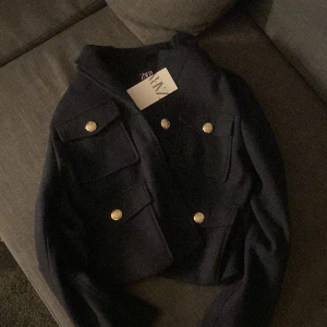 ZARA - jacka med guldfärgade knappar - Oanvänd, etiketten kvar. var bara inte min stil. Storlek L men å passade mig bra som oftast har S för ville ha den lite oversized. Nypris 500kr 