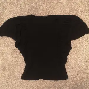 En superfrän svart tröja med volangärmar. Från vero moda i storlek XS. 