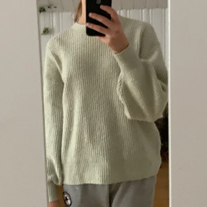 Grön stickad tröja - Bra skick, används inte längre, 
