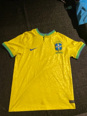Brasilien tröja 22/23 - Köpt före VM förre året. Väldigt bra kvalitet. Inte använt så mycket. PRIS KAN DISKUTERAS!