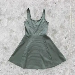 En fin klänning från h&m. I fint skick. 95% polyester och 5% elastan. För fler bilder eller mått kontakta mig! 