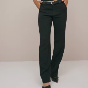 Nelly low waist byxor  - Säljer dessa low waist byxor i storlek 40 men som sitter mer som 38. Säljer pågrund av att det var förläng för mig som är 160 cm. Skulle passa någon som är över 165 och bär 36/38, fler bilder finns tyvärr inte!