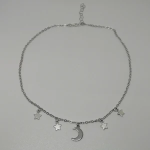 Halsband ~natthimmel~ - Halsband som är gjort/designat av mig. Det är nytt/oanvänt. Längd: Ca 39,5 cm + ca 4 cm länk. 