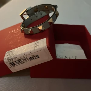 Valentino armband - Valentino armband i babyblå färg.  Fås med box+kvitto.  Väldigt bra cond